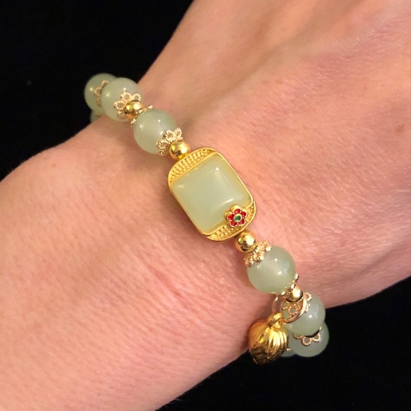 Elegant Gold and Green Beaded Bracelet - Picture 2 of 8